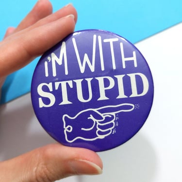 Fun Vintage I'M WITH STUPID Large Novelty Brooch Pin Badge 