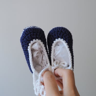 Little Minnows Baby Booties // Navy Crochet Baby Shoes 