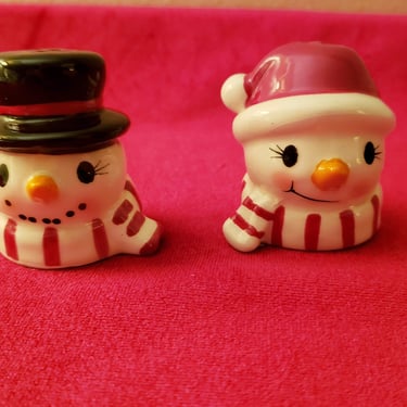 Snowman Salt and Pepper Shaker Set Holiday dining Christmas kitchenware 