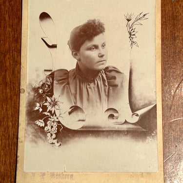 Victorian Woman Portrait Cabinet Card Antique Black & White Photo 1890s-1900s 