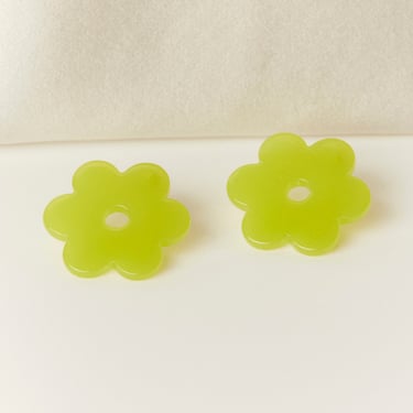 Cities In Dust small Lime Green Acetate Daisy Earrings