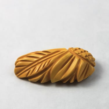 Bakelite Dress Fur Scarf Clip Chunky Carved Butterscotch Oval 
