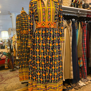 1970s maxi dress, bright floral, vintage 70s dress, border print, mod, zip front, large, navy blue polyester, belted, 31 waist, long sleeve 