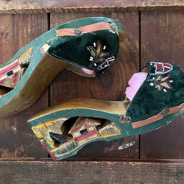 True vintage 1940’s wooden Tiki sandals |beaded forest green velvet & carved wood , fits approximate 6.5 -7 