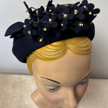 Vintage Navy blue floral hat~ felted fur 1950’s Pinup Beautiful mini bouquet pansies violets flowers 50’s era millinery Nicholas Ungar/ 22” 