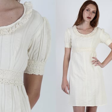 Neat Cream Seersucker Mini Dress / Vintage 70s Crochet Lace Trim / Low Neckline Peasant Dress / Simple Beige Striped Short Dress 