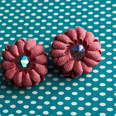 1940s fabric flower earrings coral prism center clip ons 