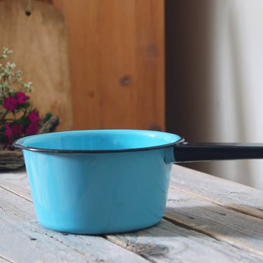 Vintage blue enamelware pot / 7 inch enamel pot with handle / retro cottage farmhouse cookware / rustic farmhouse kitchen 