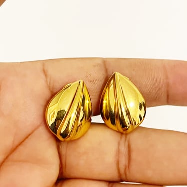Vintage 1990s Monet Clip On Earrings Gold Tone Teardrop Clip-Ons Earrings Vtg Statement Earrings Gold Leaf Clip On Earrings 