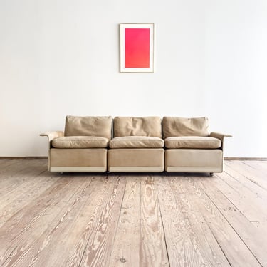 Mid Century Lounge Sofa by Dieter Rams for Vitsoe, German Design Couch, fiber glass and suede leather, 1960s 