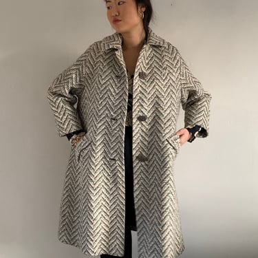60s wool coat / vintage white + gray chevron herringbone tweed winter wool overcoat raglan swing over coat with liner | Large 
