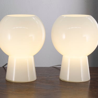 Set of 2 Mushroom Lamps white ball shaped in Murano glass height 25cm, Made in Italy. Pair italian design Table Lamps 