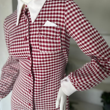 Cute 1970s White and Burgundy Houndstooth Long Sleeve Dress Heart Buttons 34 Bust Vintage 