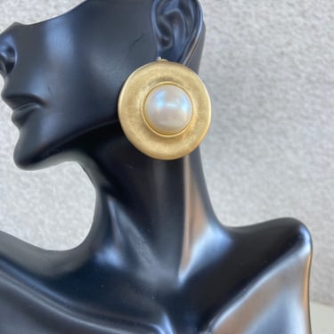 Vintage round matte gold tone faux pearl clip on earrings P.E.O. Erwin Pearl  1.5” 