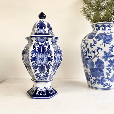 Vintage Blue and White Chinese Vase Urn Tall Ginger Jar with Lid 