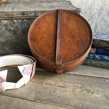 English Gents Leather Collar Box, With Collars, Travel Case, Edwardian Era, Period Prop 