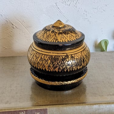 Small Black and Gold Vintage Lacquered Wooden Trinket Jewelry Box 