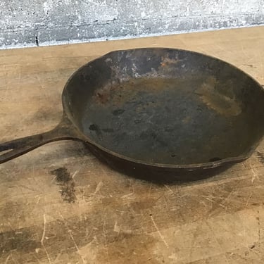 3 Notch Lodge No. 10 Cast Iron Skillet (Seattle)