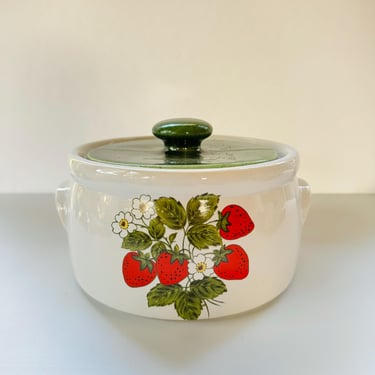 Vintage McCoy Strawberry Casserole / Vintage McCoy Pottery / Vintage McCoy Strawberry Decor / Kitsch Kitchen/ Strawberry Country Fields 