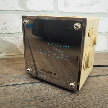 Panasonic Fluorescent Radio/Alarm Clock Model RC-58 