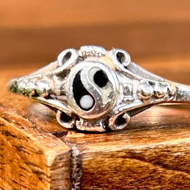 Vintage Sterling Silver Onyx Yin Yang  Ring Mother of Pearl 1990s Fashion Retro Style Peace Balance 