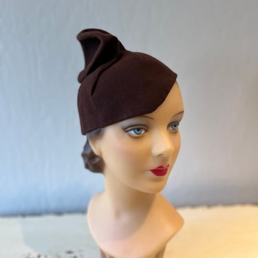 Keep the Line Stylish - Vintage 1930s Chocolate Brown Wool Felt Constructed Stove Top Peaked Cap Hat 