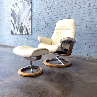 Ekornes Stressless Sunrise Lounge Chair and Ottoman with signature base