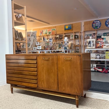 Free shipping within continental US - Mid-Century Modern Possibly Walnut Credenza by American of Martinsville, 1960s Style 