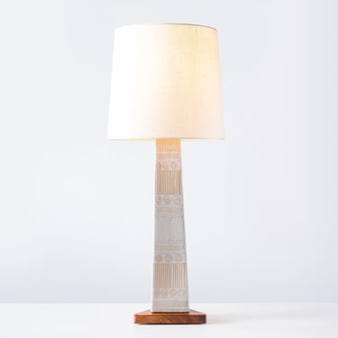 Marshall Studios Martz Ceramic Triangular Incised Pottery Mid Century Table Lamp with Wood Base — Monumental Size 