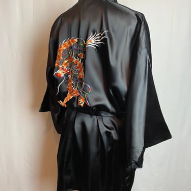 Beautiful vintage black satin Dragon kimono style Robe short belted waist embroidered with pockets unisex Mens or women’s size LG 