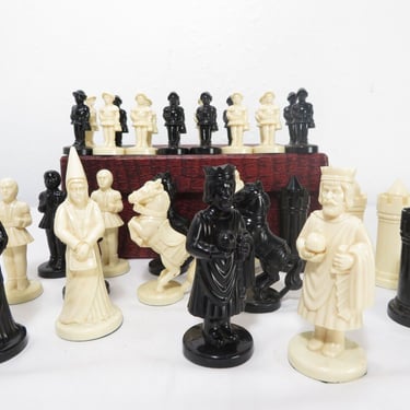 Vtg CAMELOT MEDIEVAL WEIGHTED CHESS PIECES SET W/ CASE King Arthur, Renaissance