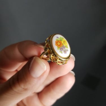 Vintage Locket Ring Size 4 / Floral Gold Tone Promise Ring / 1970s Victorian Locket Ring / Romantic Statement Ring / Chunky Right Hand Ring 