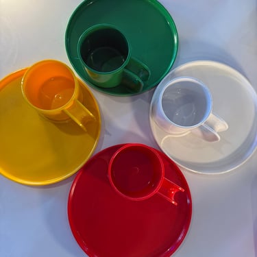 101420031 - Four Colorful Picnic Plates and cups - Heller - GLAM - DECOR