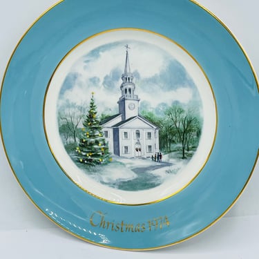 Vintage 1974 Enoch Wedgewood  Avon Christmas Plate features 
