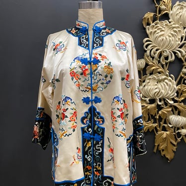 1940s Chinese jacket, loungewear, vintage silk jacket, embroidered, asian robe, mandarin collar, frog closure, white and blue, floral, 36 38 
