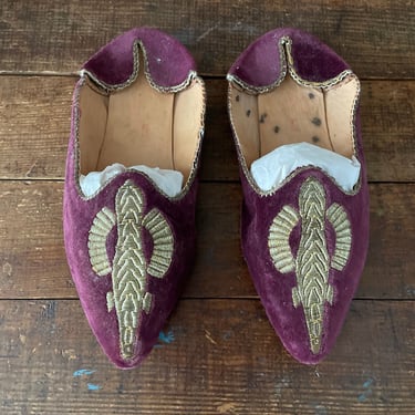 Antique vintage Moroccan or Turkish babouche purple velvet slippers, plum wool mohair, embroidered with gold threads, fits ladies 7 