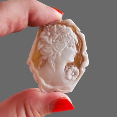 Vintage Carved Shell Cameo Pendant- Cameo Jewelry - Vintage Necklace 