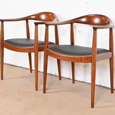 Hans Wegner for Johannes Hansen “The Chair” Oak and Leather Round Chairs, Pair