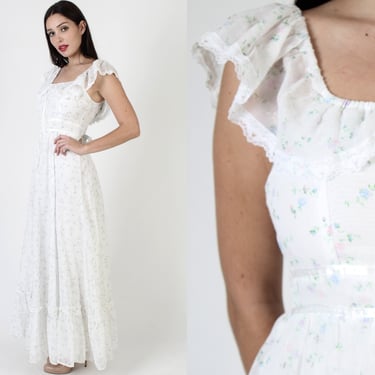 Vintage 70s Off The Shoulder Wedding Dress / White Floral Bohemian Bridal Gown / Long Prairie Tiered Bouquet Maxi 
