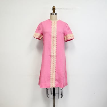 Vintage Pink Shift Dress  |  1960s Mod Short Sleeve Linen Dress with Lace Trim | Size Medium 