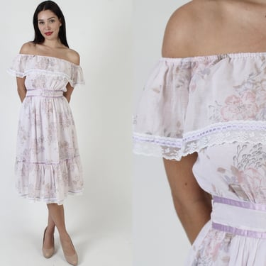 70s Violet Calico Summer Dress / Off The Shoulder Floral Prairie Sundress / Full Skirt Zip Up Sun Midi Frock 
