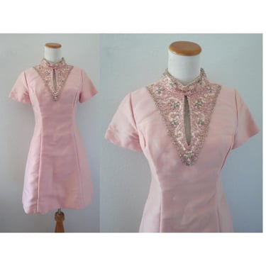 Vintage 60s Cocktail Dress - Pink Mod Shift Party Dress Beaded Keyhole Neckline Short Sleeves - Size Medium 