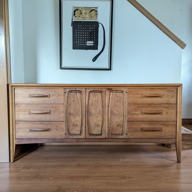 Mid Century Modern Vintage Broyhill Emphasis 9 Drawer Walnut Dresser