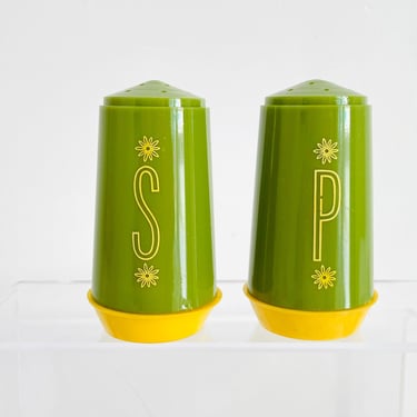 Vintage 1970s Retro MOD Daisy Flower Power Plastic Round Green Yellow Salt & Pepper Shakers 
