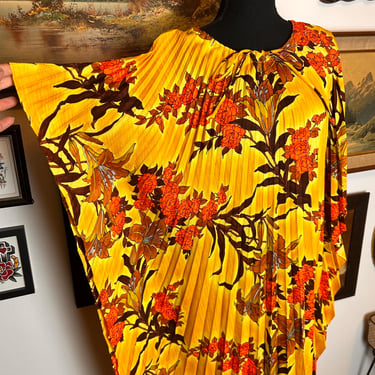 Gorgeous Vintage 60s / 70s Pleated Hawaiian Caftan 