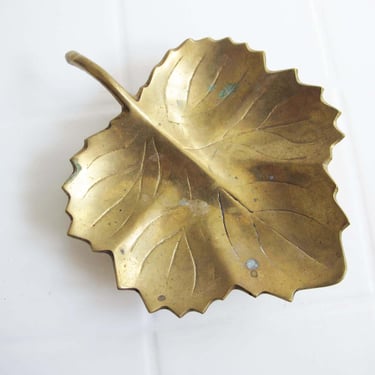 Vintage Aged Brass Maple Leaf Dish With Feet - Footed Metal Coin Car Keys Bowl - Hollywood Regency Bohemian Decor 