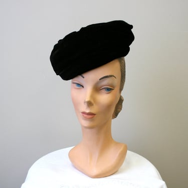 1950s Black Ruched Velvet Toque Hat 