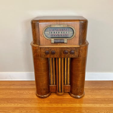1939 RCA 19K Console Radio with MP3, AM/Shortwave, Phono Port, Elec Restored.  SHIPPING is Extra 