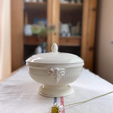 Beautiful antique English Wedgwood head  tureen in beautiful cream color 