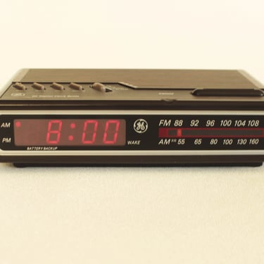 Vintage 80's GE Digital Alarm Clock Radio 